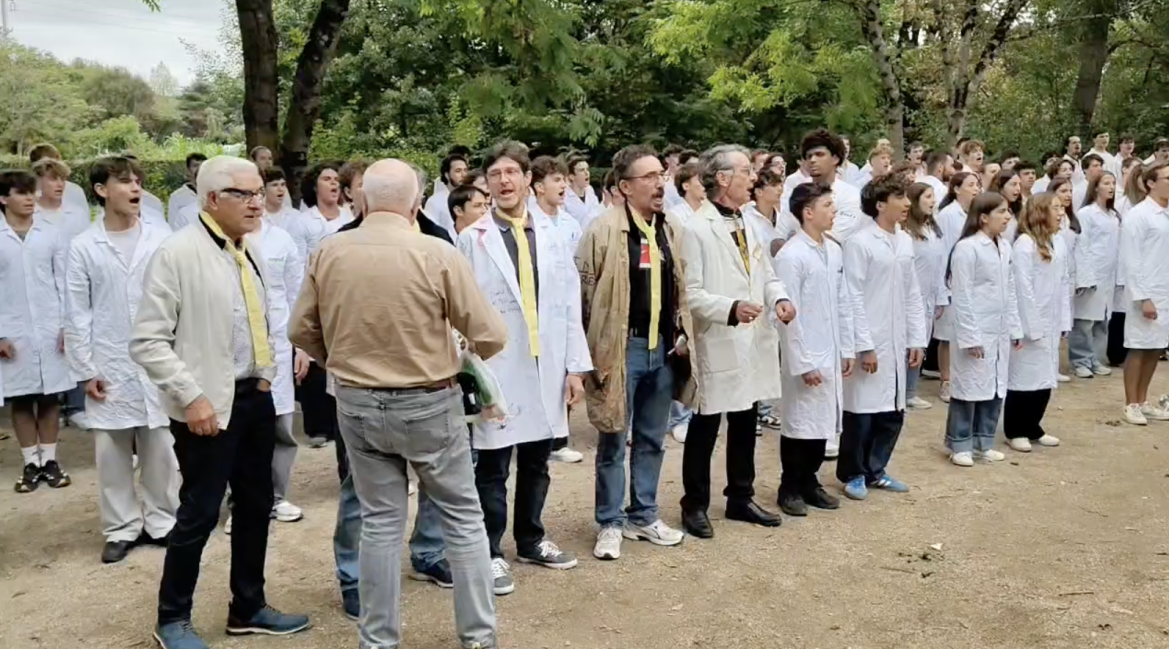 Les anciens au milieu des jeunes "entrants" pendant un "Qu'est ce que la meucanique"