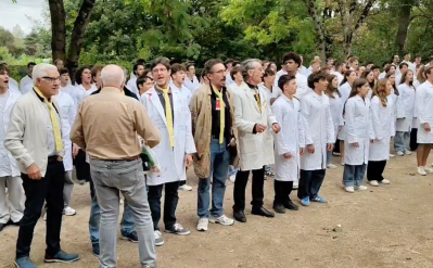 Les anciens au milieu des jeunes 